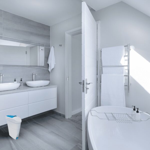 Cesto De Pedal Para Toallas Sanitarias SKU 8242BL